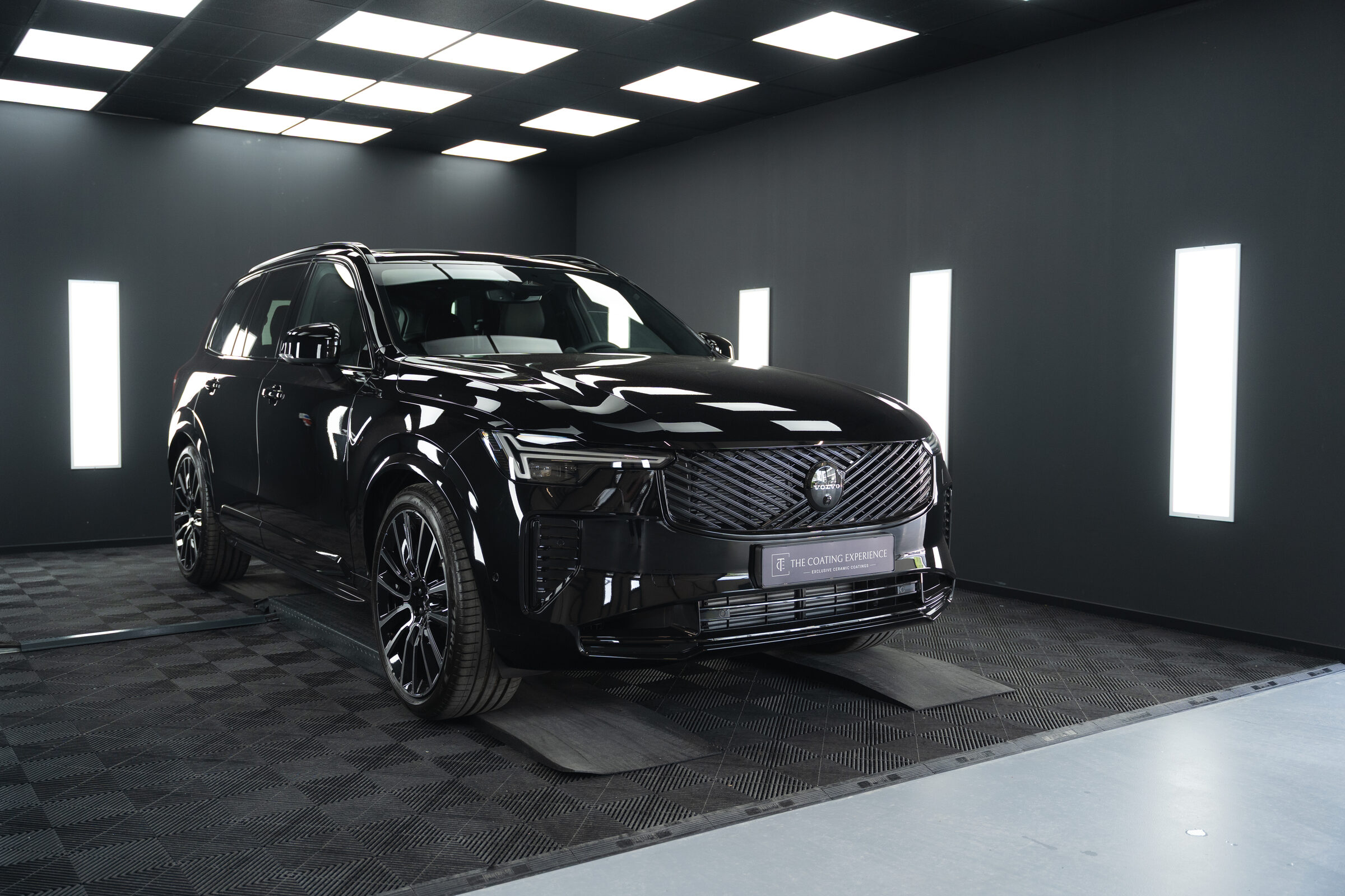 Glanzende luxe SUV met System X keramische coating — levenslange garantie van The Coating Experience